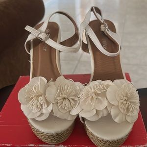 Women’s forever wedges, size 8, white and beige.